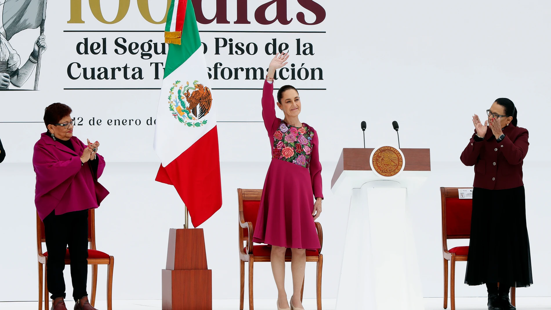 MEX9387. CIUDAD DE MÉXICO (MÉXICO), 12/01/2025.- La presidenta de México, Claudia Sheinbaum (c), saluda previo al discurso de los primeros 100 días de su gobierno este domingo, en el Zócalo de Ciudad de México (México). EFE/ Mario Guzmán