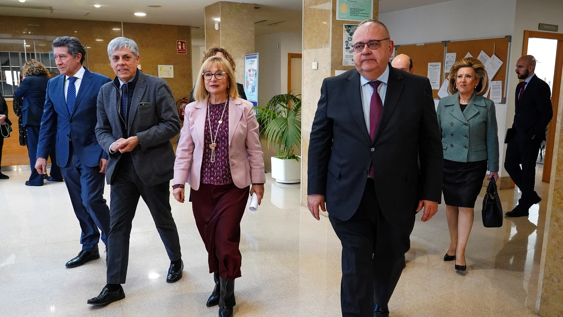 María Rosa Viloria junto al consejero Alejandro Vázquez y del delegado de la Junta en León, Eduardo Diego, antes de tomar posesión como gerente de Atención Primaria en la provincia