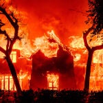 Una casa en la zona de Altadena, Los Angeles, envuelta en llamas en el incendio de Eaton