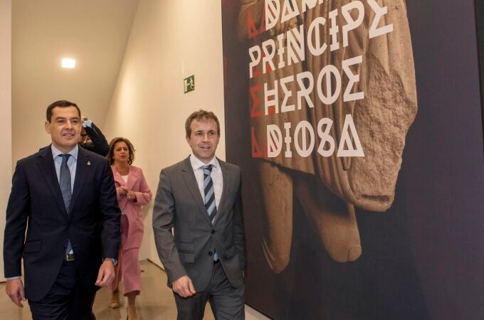 El presidente de la Junta de Andalucía, Juanma Moreno, junto al alcalde de Jaén, Julio Millán, ayer