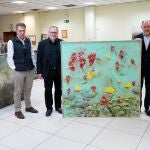 Ferrer Dalmau, José María Nieto y Rosina Gómez, miembros del jurado, posan con la foto del cuadro ganador en presencia de Jesús Posadas, presidente de ACOR