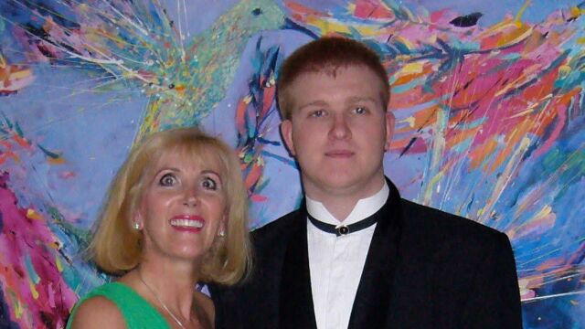 El actor Rory Callum Sykes junto a su madre Shelley Sykes