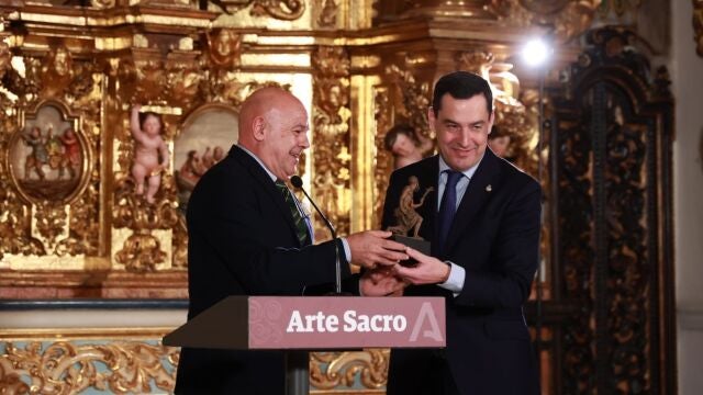 El presidente de la Junta de Andalucía, Juanma Moreno junto al presidente de la Asociación Gremial Sevillana de Arte Sacro, Francisco Carrera.