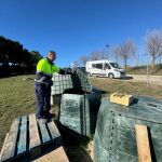 En la imagen, un trabajador municipal recoge residuos