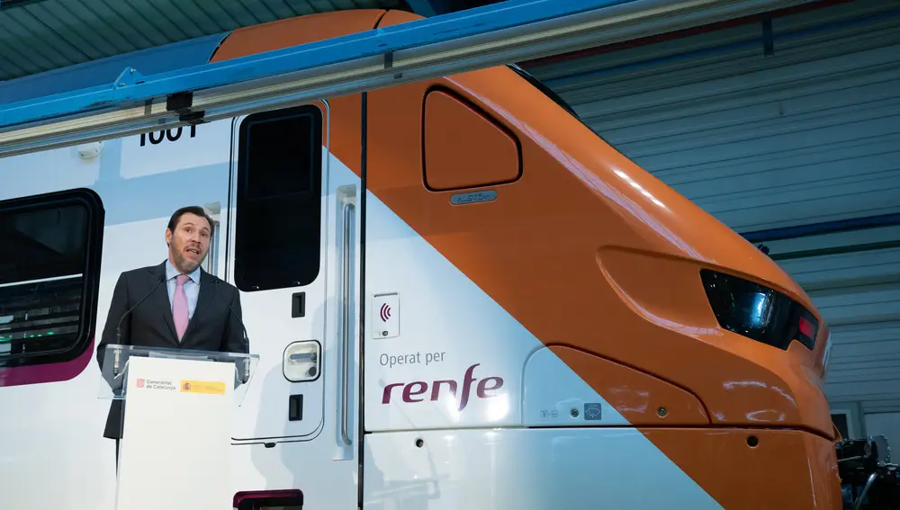 El ministro de Transportes y Movilidad Sostenible, Óscar Puente, interviene durante su visita a la fábrica de Alstom, a 10 de enero de 2025, en Santa Perpètua de Mogoda, Barcelona.