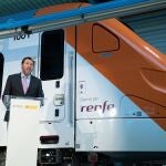 El ministro de Transportes y Movilidad Sostenible, Óscar Puente, interviene durante su visita a la fábrica de Alstom, a 10 de enero de 2025, en Santa Perpètua de Mogoda, Barcelona.