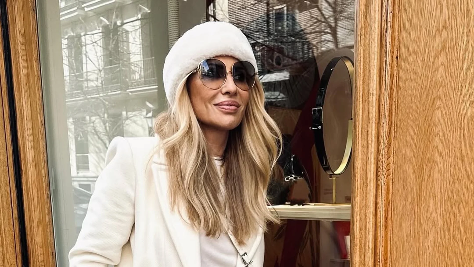 Marta Sánchez con look en blanco.