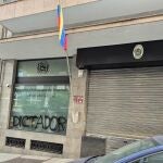 Aparece una pintada con el mensaje "dictador" en el Consulado de Venezuela en Vigo