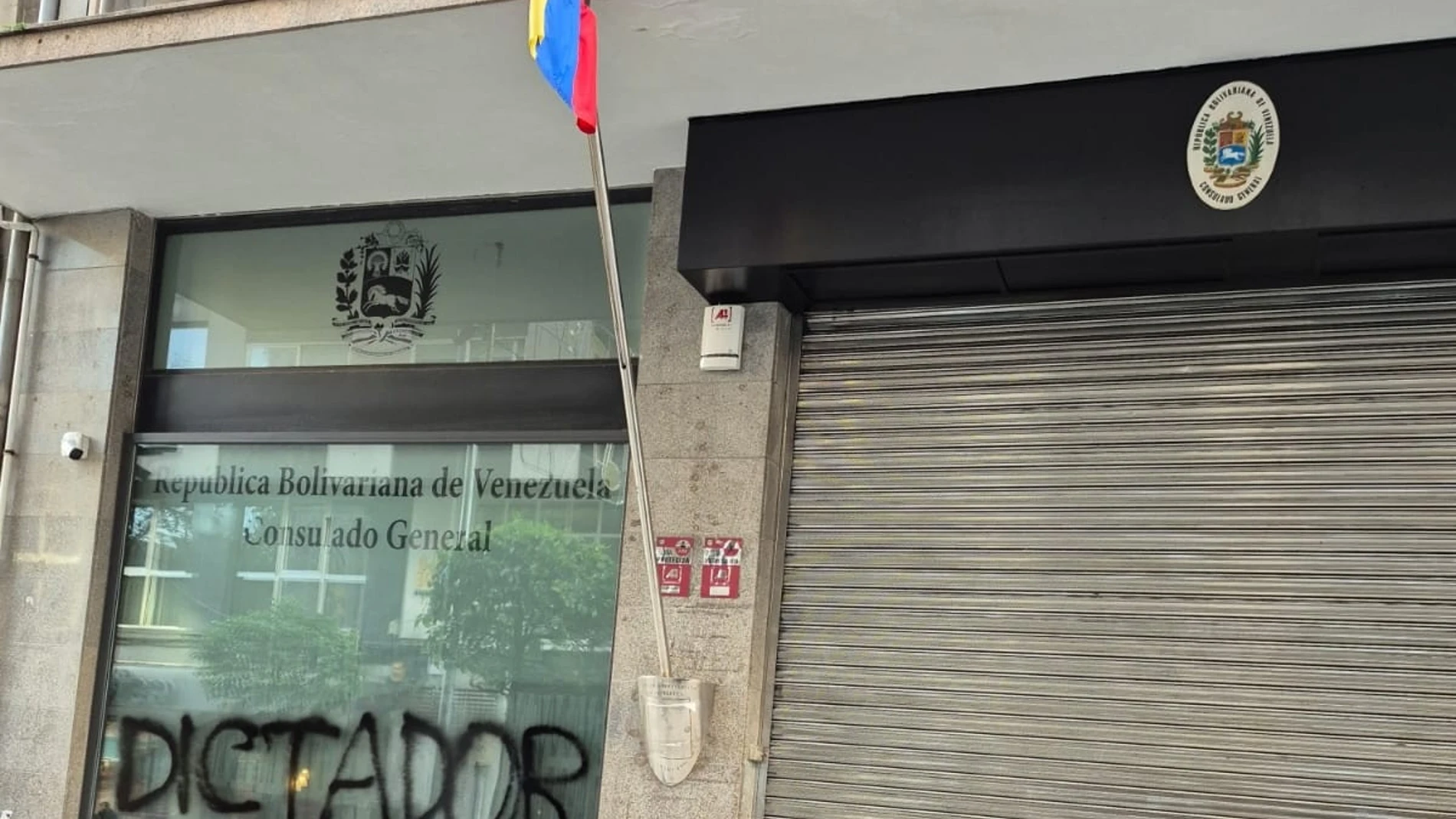 Pintada en el Consulado de Venezuela en Vigo. REMITIDA / HANDOUT por ASOCIACIÓN GALEGO-BOLIVARIANA HUGO CHÁVEZ Fotografía remitida a medios de comunicación exclusivamente para ilustrar la noticia a la que hace referencia la imagen, y citando la procedencia de la imagen en la firma 13/01/2025