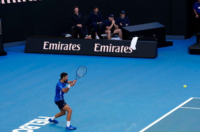 El equipo de Novak Djokovic, en una esquina de los fondos de la pista