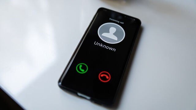 Cada vez son más comunes las llamadas spam o estafas telefónicas que intentan robar nuestros datos personales o dinero, pese a los avisos de leyes, la Policía o la Guardia Civil