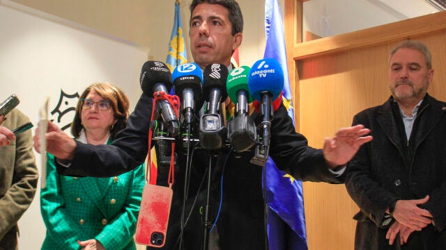 El presidente de la Generalitat Valenciana, Carlos Mazón, junto a la rectora de la Universidad de Alicante, Amparo Navarro, y el rector de la Universidad Miguel Hernández de Elche, UMH, Juan José Ruiz