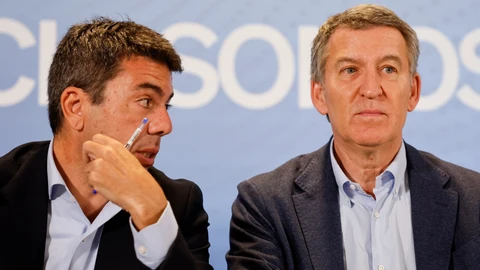 Mazón conversa con Feijóo durante el encuentro del pasado viernes con alcaldes del PP