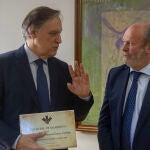 El alcalde de Salamanca, Carlos García Carbayo, junto al presidente de Caja Rural de Salamanca, Ernesto Moronta, visita las instalaciones de la entidad.