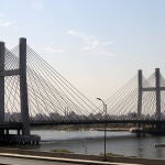 Los puentes son grandes obras de ingeniería y algunas de las infraestructuras más importantes del mundo, cuya construcción sirve para conectar pueblos o ciudades y atravesar ríos o puntos terrestres