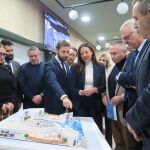 La consejera Carmen Conesa, con miembros de su equipo y alcaldes, ante la maqueta del estand de la Región en Fitur 2025