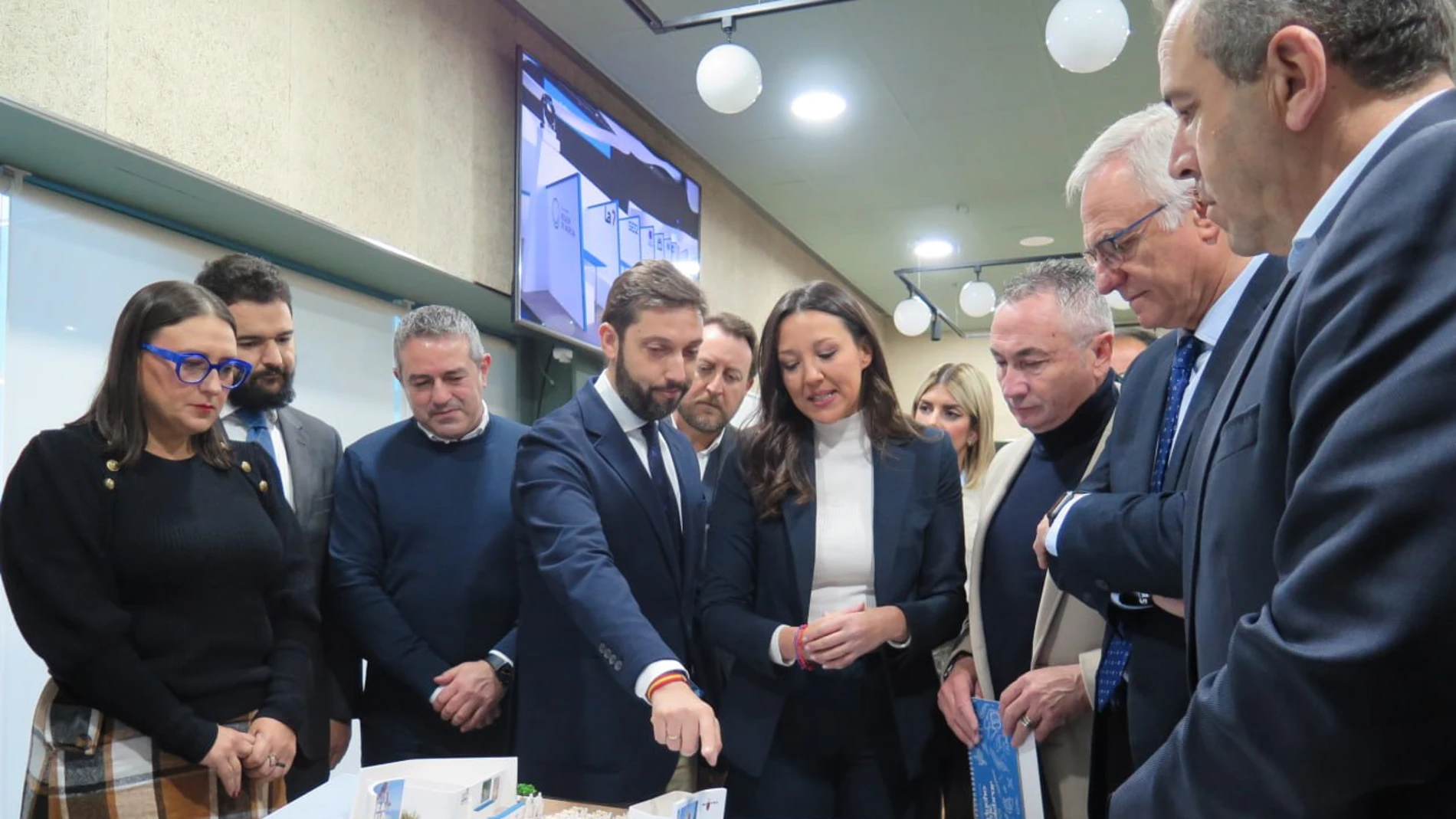 La consejera Carmen Conesa, con miembros de su equipo y alcaldes, ante la maqueta del estand de la Región en Fitur 2025