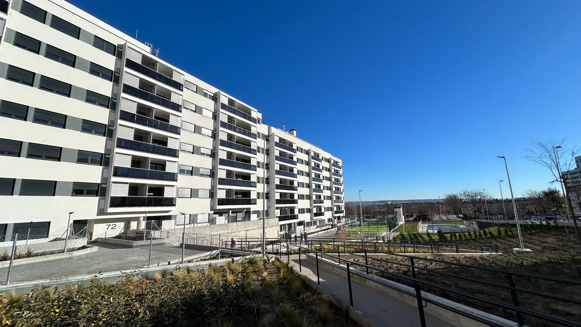 En unos días se entregarán las llaves de otros 166, situados en una parcela aledaña, donde ya han concluido las obras, y a estos se sumarán 441 más antes de que finalice el primer semestre de 2025.