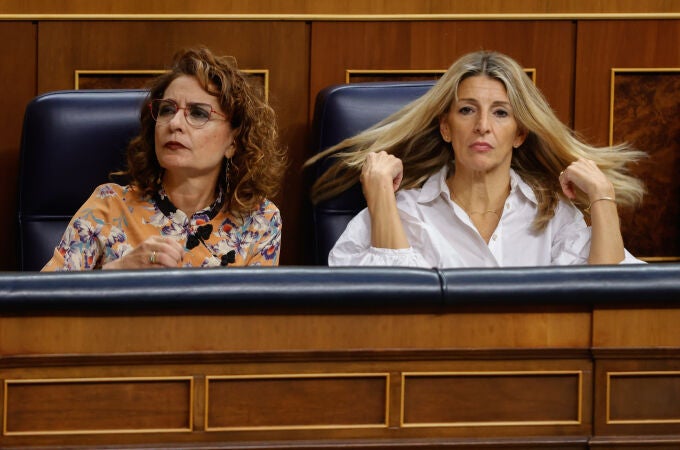 María Jesús Montero y Yolanda Díaz en un pleno del Congreso de los Diputados.