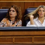 María Jesús Montero y Yolanda Díaz en un pleno del Congreso de los Diputados.