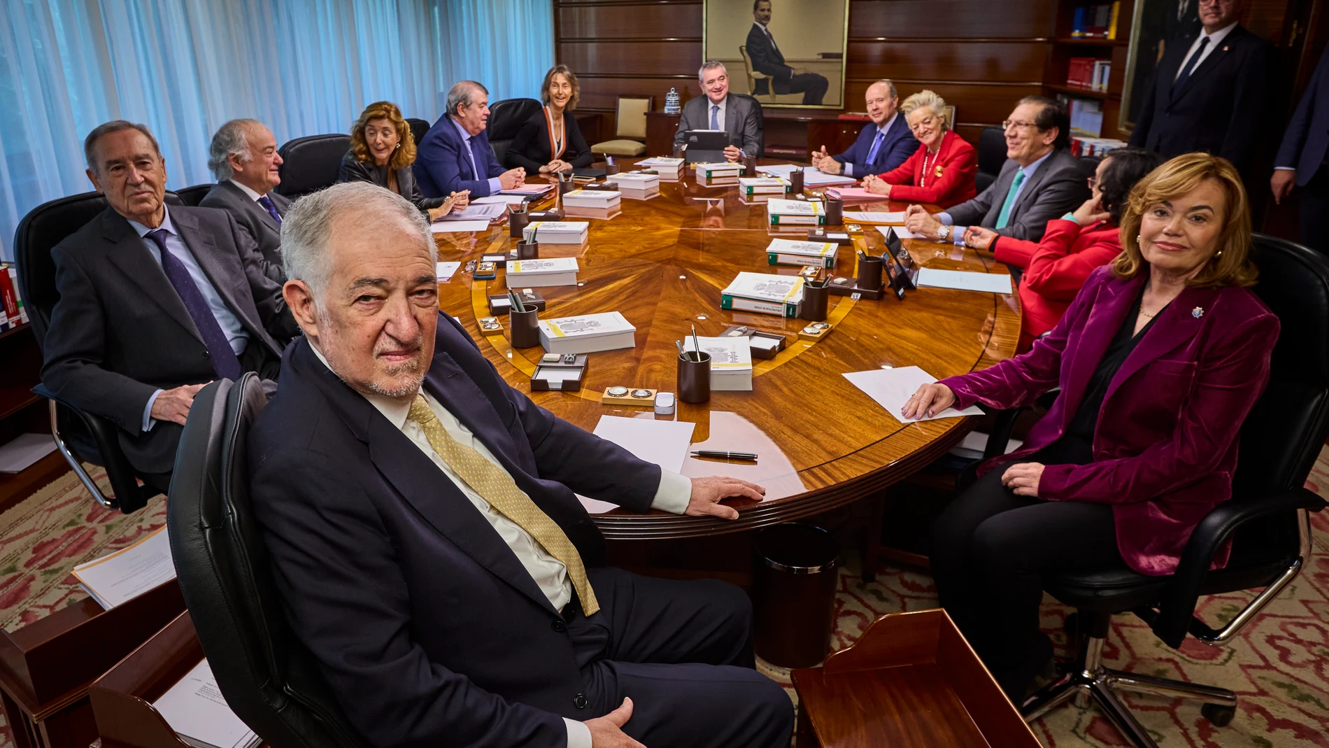 El presidente del Tribunal Constitucional, Cándido Conde-Pumpido y la vicepresidenta, Inmaculada Montalbán, antes del pleno jurisdiccional del Tribunal este lunes en Madrid. El organismo estudia un borrador de Montalbán que propone apartar al magistrado conservador José María Macías del debate de la cuestión de inconstitucionalidad elevada por el Tribunal Supremo sobre la ley de amnistía. © Alberto R. Roldán / Diario La Razón. 14 01 2025