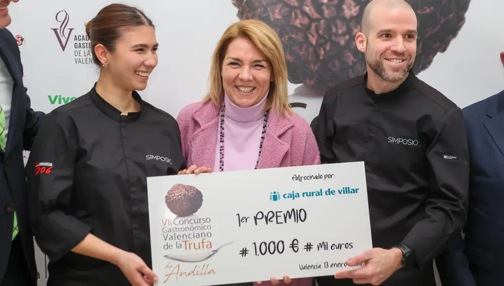 El ganador, Roger Julián, del restaurante Simposio de San Antonio de Benagéber, junto a la vicepresidenta Susana Camarero