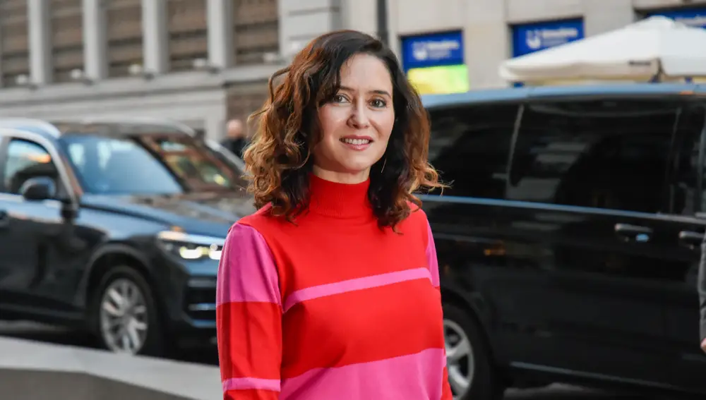 Ayuso con look de Lola Casademunt.