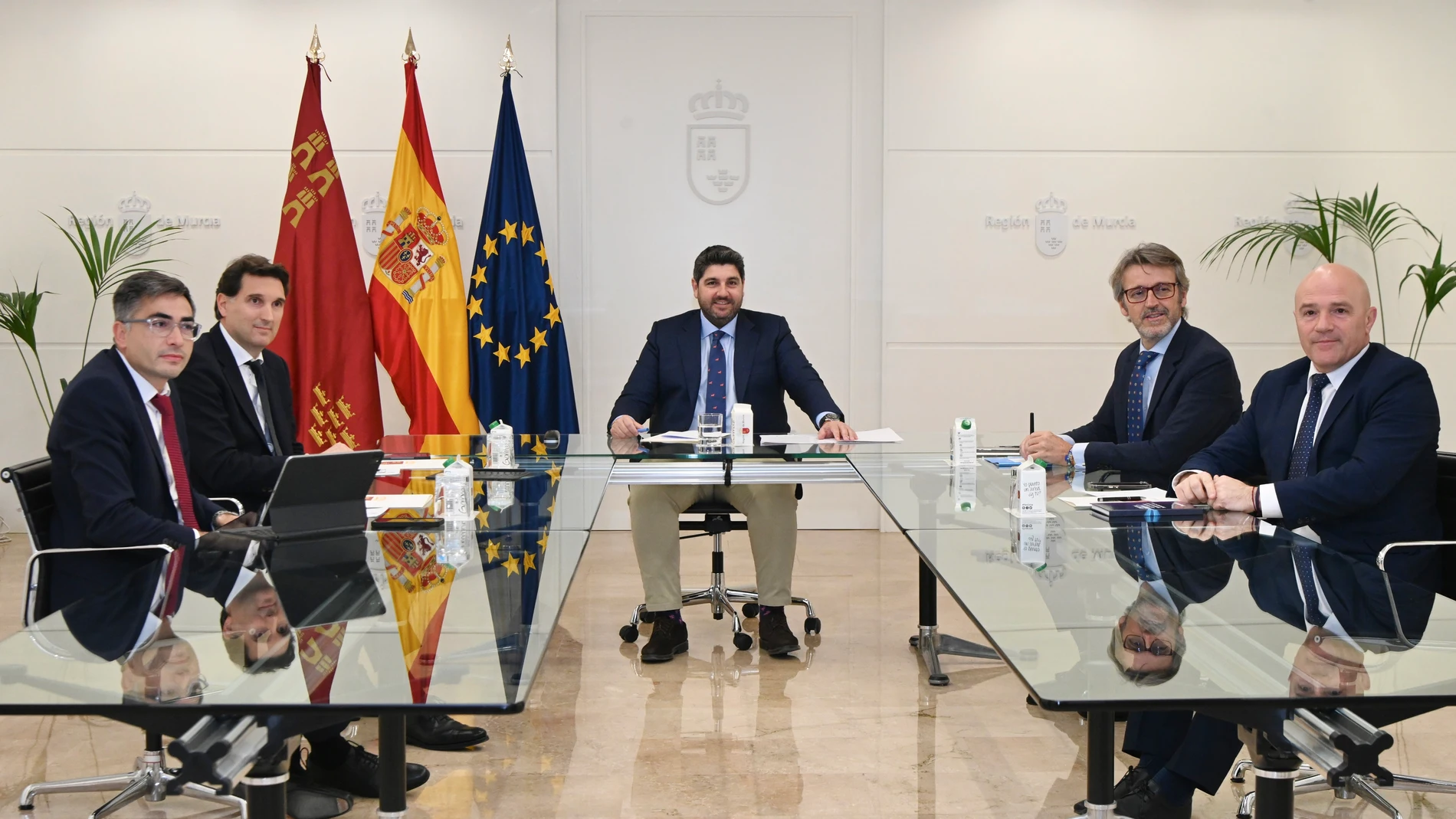 El presidente del Gobierno regional, Fernando López Miras, durante la reunión que mantuvo hoy con el director general de la consultora digital Inetum, Ion Ander Bordonaba