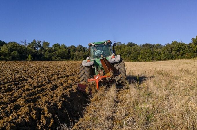 Muere un hombre al volcar el tractor que conducía en una huerta de Alcalá de Guadaíra