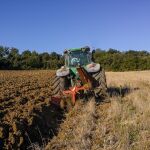 Muere un hombre al volcar el tractor que conducía en una huerta de Alcalá de Guadaíra