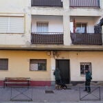 Un guardia civil junto al domicilio donde se han producido los hechos en Viana de Cega