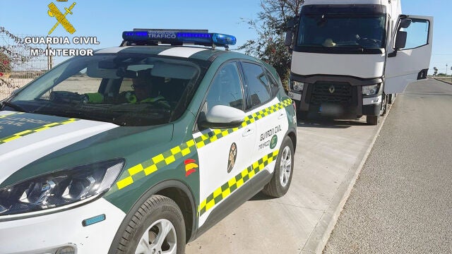 La Guardia Civil investiga al conductor de un vehículo articulado por circular en sentido contrario