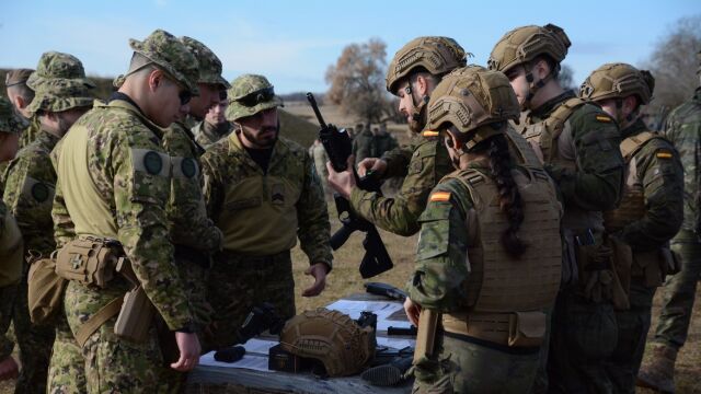 Militares españoles y portugueses, durante el ejercicio conjunto en Rumania en el marco de la OTAN