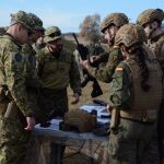 Militares españoles y portugueses, durante el ejercicio conjunto en Rumania en el marco de la OTAN