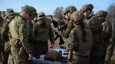 Militares españoles y portugueses, durante el ejercicio conjunto en Rumania en el marco de la OTAN