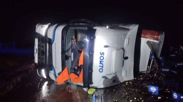 Segundo vuelco de un camión en dos días en la A-6 a la altura de San Esteban del Molar
