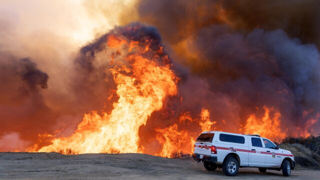 EEUU.- Los fuertes vientos complican la extinción de los incendios de Los Ángeles cuando se abre un nuevo frente