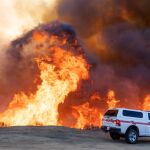 EEUU.- Los fuertes vientos complican la extinción de los incendios de Los Ángeles cuando se abre un nuevo frente