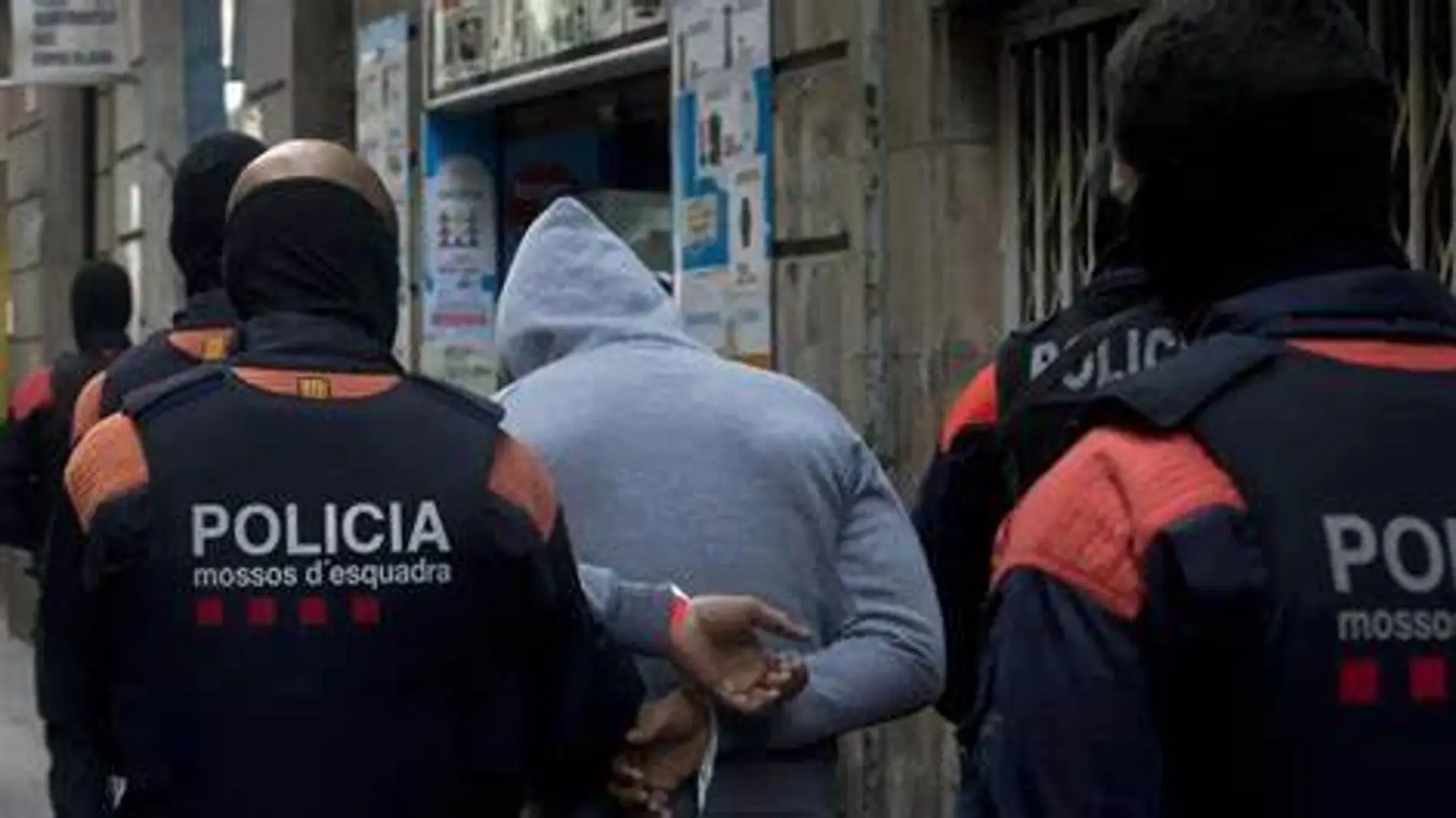 Momento de una detención por parte de los Mossos