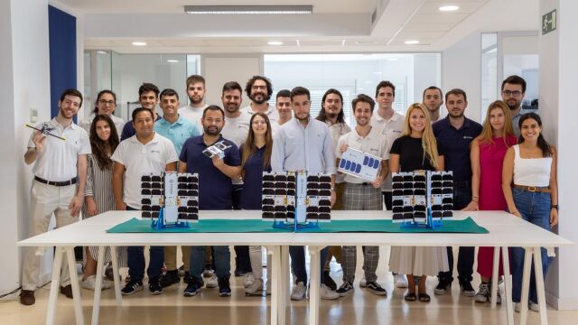 Imagen del equipo de Fossa Systems con sus tres primeros nanosatélites