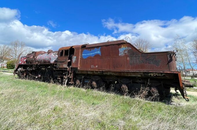 Locomotora "Mikado" que se encuentra abandonada en la localidad burgalesa de Villarcayo