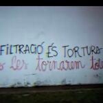 Las pintadas realizadas en la comisaría de la Policía Nacional de Mahón donde se puede leer: "Infiltración es tortura"