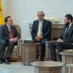  El ministro de Exteriores, José Manuel Albares (i), con el nuevo líder de Siria, Ahmed al Sharaa (d), a quien ha ofrecido el apoyo de España para llegar a un proceso democrático e inclusivo. 