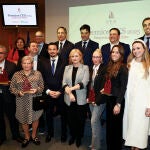 Foto de familia de la consejera Leticia García y el alcalde Carlos García Carbayo con los premiados y patrocinadores de los premios