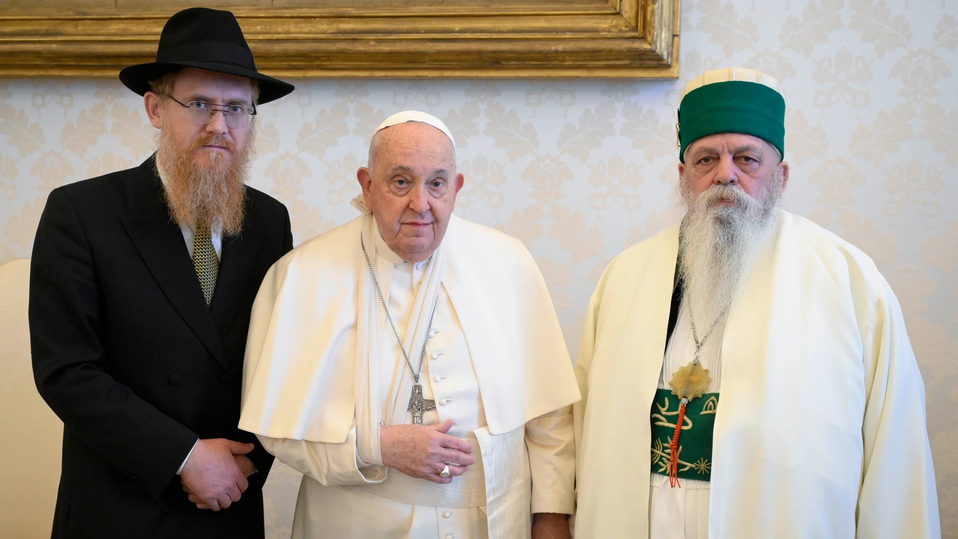 El Papa sufre una caída sin fracturas y le inmovilizan el brazo por precaución