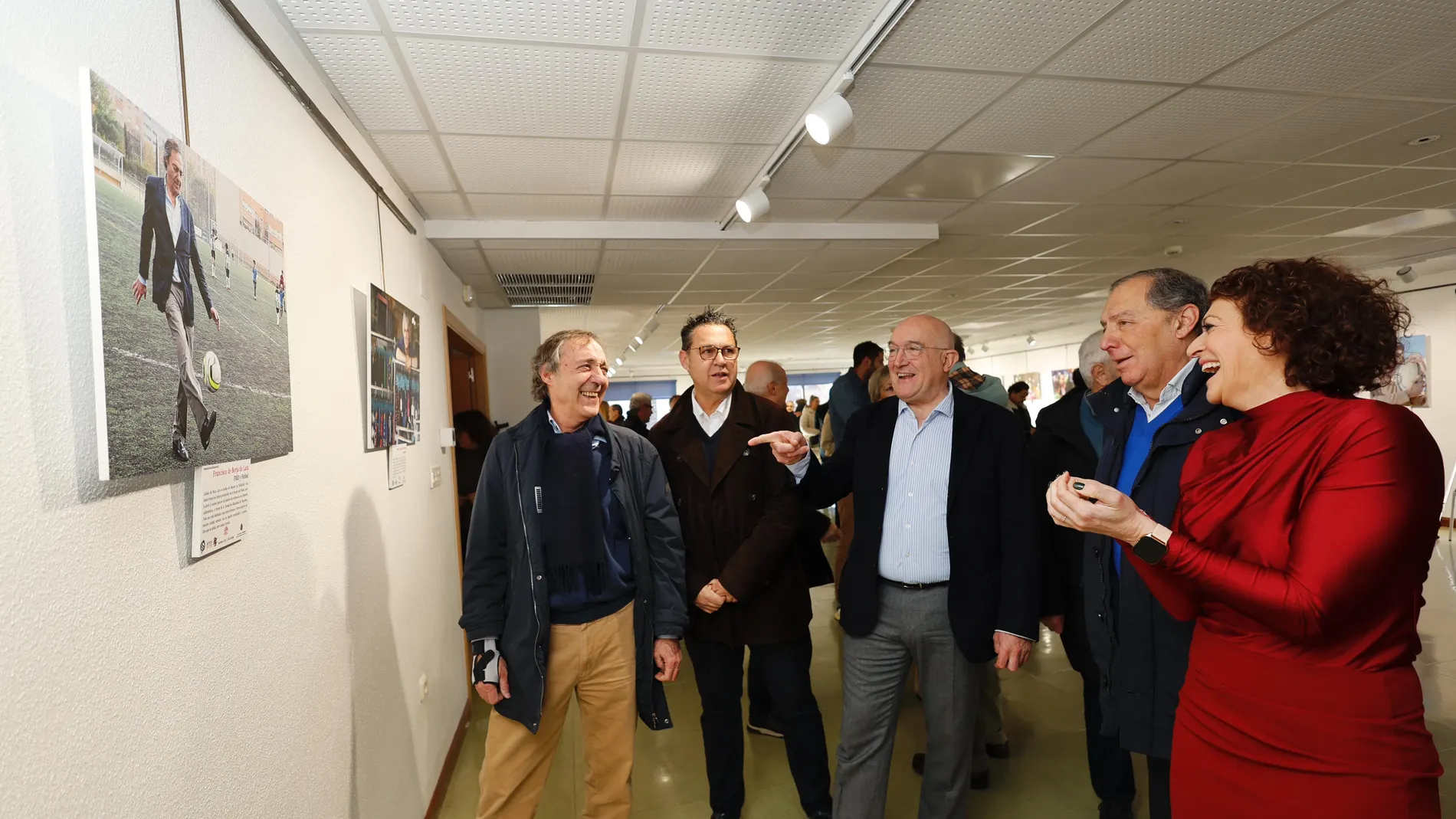 El alcalde de Valladolid, Jesús Julio Carnero; la concejala Mayte Martínez, y Guillermo Velasco, entre otros, inauguran la exposición