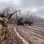 Un soldado ruso apunta su rifle en la región fronteriza de Kursk