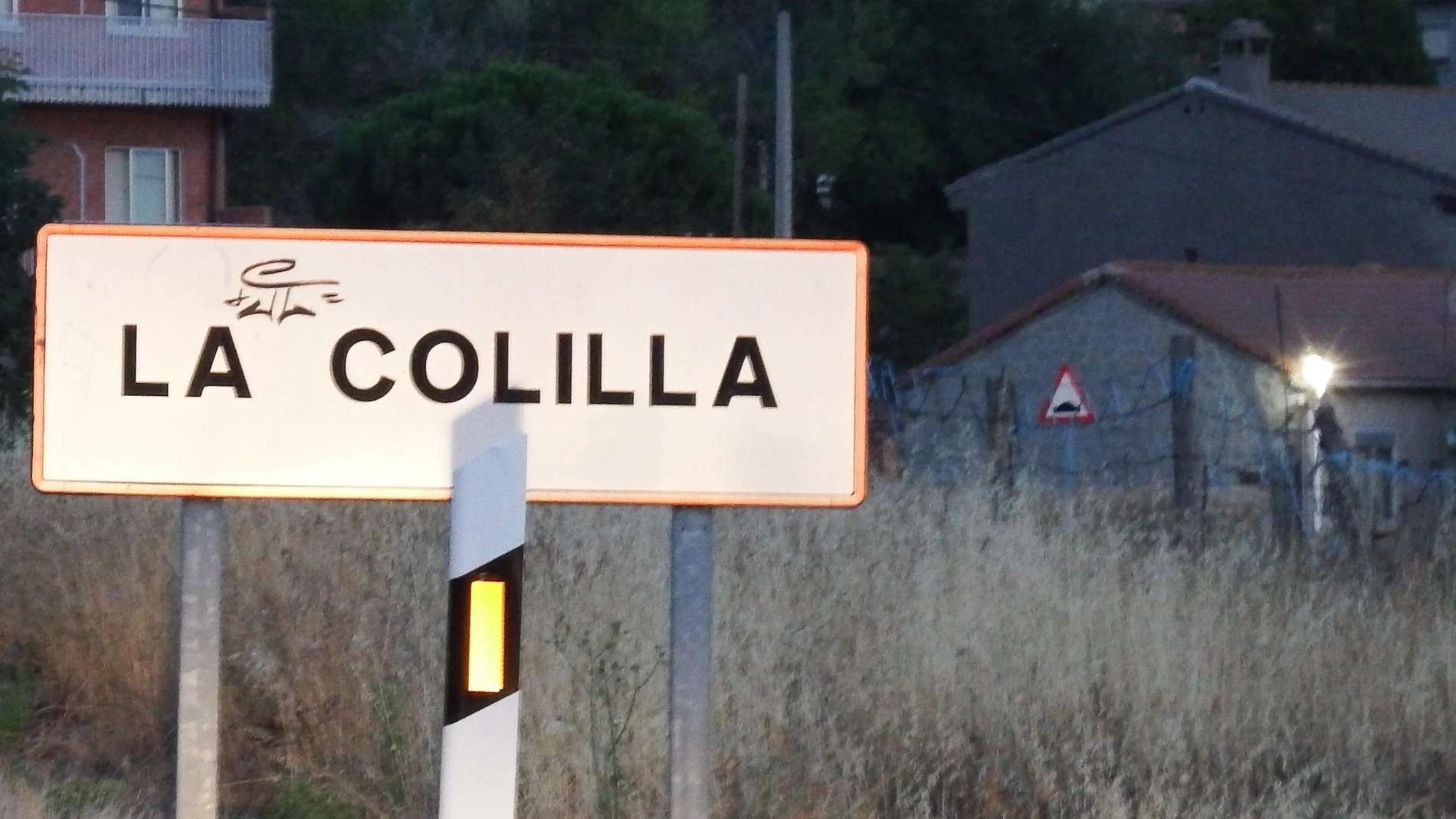 Cartel de La Colilla a la entrada del municipio