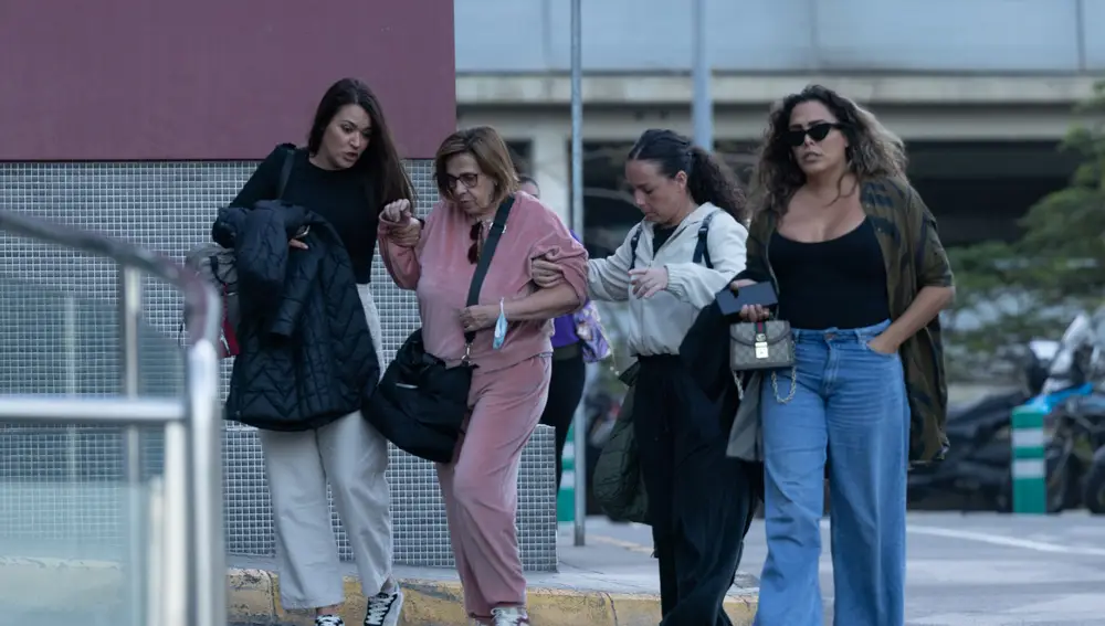 Merchi Bernal, madre de Anabel Pantoja, y Amor Romeira en la puerta del hospital
