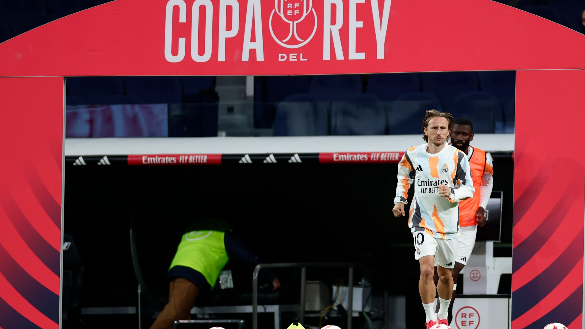 Real Madrid's Luka Modric warms up prior to a Copa del Rey round of 16 soccer match against Celta de Vigo at the Santiago Bernabeu stadium in Madrid, Spain, Thursday, Jan. 16, 2025. (AP Photo/Pablo Garcia)